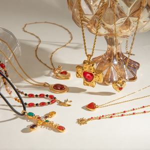 Collar Sencillo de Acero Inoxidable Chapado en Oro de 18K con Colgante en Forma de Corazón con Hilo en Color Oro y Plata - Product Image 2