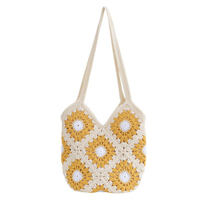 Borsa a Tracolla Grande in Crochet con Motivo Granny Square, Design Trendy, Stile Boho - Product Image 6