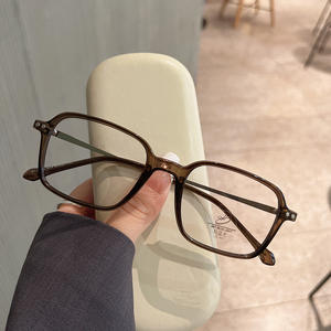 Gafas Qianai Ke Square M3-30335 con Filtro de Luz Azul, Montura Completa Unisex, Lentes de Acetato Marrón Té con Remaches de Puntos - Product Image 2