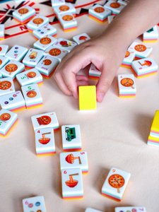 Juego de Mahjong <span class=keywords><strong>Americano</strong></span> Foodie Feast, 160 Fichas, Acrílico de 4 Capas, Diseño Brillante en Amarillo de Pizza, Hamburguesa y Donut, Grabado Láser, Impresión UV - Product Image 3