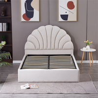 Auffälliges, elegantes Mädchenbett mit Muschelform, getuftetem Samt-Kopfteil, weiß-cremefarben gepolstert, Kingsize-Bett mit Stauraum und pneumatischer Funktion