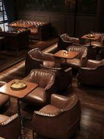 Ensemble de bar en bois massif de style rétro américain avec canapé, chaise et tables pour restaurants et cafés commerciaux - Personnalisable