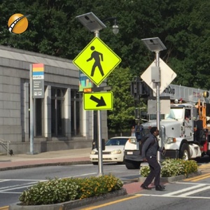 Tablero de señal de Seguridad de Tráfico solar con flecha direccional impermeable IP65 personalizado aluminio reflectante para uso en carretera - Product Image 1