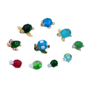 Linda Figura de Tortuga en Miniatura, Pequeña Figura de Cristal de Murano Hecha a Mano con Técnica de Lampworking, Artesanía en Cristal - Product Image 1
