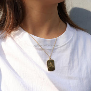 Collier à <span class=keywords><strong>lettres</strong></span> gravables en acier inoxydable PVD or 18 carats pour femmes et hommes Colliers à pendentifs rectangulaires personnalisés gravés et personnalisés - Product Image 4
