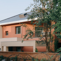 Plan d'étage et rendu 3D personnalisés de villa moderne en terre cuite et bois, avec services de consultation approfondie