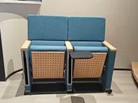Chaises d'auditorium pliables avec logo personnalisable gratuit, adaptées aux théâtres, salles de concert, églises et écoles
