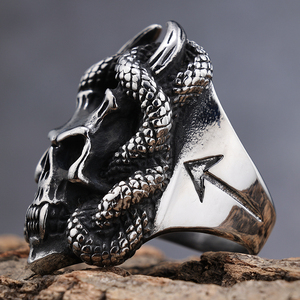 Nueva llegada al por mayor para hombre de acero inoxidable grueso pesado gótico punk biker joyería anillos plata serpiente vampiro cráneo anillo para hombres - Product Image 2