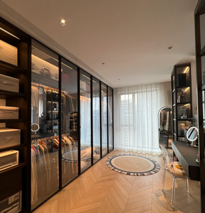 Dressing ouvert de luxe entièrement personnalisé, avec portes en verre, éclairage LED et design sur mesure haut de gamme. - Product Image 1