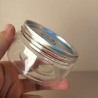 Vente en gros de bouteilles de bonbons vides transparentes en plastique PET de 100ml couvercles en aluminium pour emballage de gâteaux à la cannelle bâton bière fruits café
