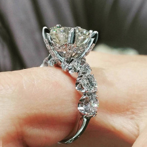 Anello semplice bianco scintillante per donna, gioielli creativi ed eleganti per le dita - Product Image 4