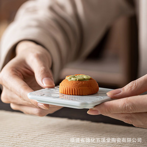 Soucoupe à thé carrée en céramique avec motif de nuages porte-bonheur en relief pour le service de desserts de mariage, porcelaine du Fujian - Product Image 1