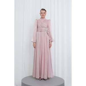 Robe de soirée longue plissée élégante pour femme Puane, teinte, à manches longues, col roulé et ceinture ornée de pierres, pour occasions spéciales - Product Image 3