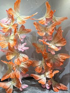 Décorations géantes de papillons artificiels en organza surdimensionnés, fabriquées à la main, pour la réception de mariage, la toile de fond d'événement - Product Image 1