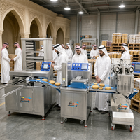 Ligne de production de biscuits fourrés à la datte électriques très demandée, machine à encruster les maamoul, machine à fabriquer des gâteaux de lune à la peau de neige