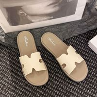 Sandales plates pour femmes, été 2025, nouvelles sandales de plage rétro haut de gamme à semelle souple