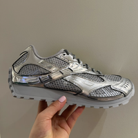 Vente en gros de baskets rétro argentées grises avec empeigne en mesh superposé |   Chaussures directement de l'usine