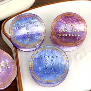 Fermagli per Capelli con Scritta dei 12 Segni Zodiacali in Strass Diamantati da 5 cm - Accessori all'Ingrosso - Product Image 1