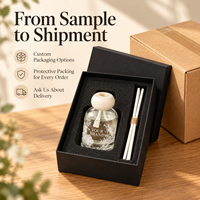 Diffuseur à bâtonnets en verre personnalisable avec design floral en relief et capuchon en bois, coffret cadeau élégant pour solution de parfum d'ambiance