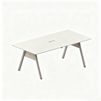 Le nouveau bureau rectangulaire moderne et la table de conférence conviennent aux réunions de plusieurs personnes.