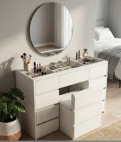 Coiffeuse blanche luxueuse avec peinture pulvérisée, design unique, incluant une chaise escamotable et des tiroirs de rangement