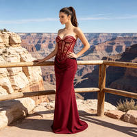 Robe de soirée sirène en satin drapée et froncée, avec corset en dentelle et décolleté cœur sans bretelles, idéale pour les occasions de banquet formelles