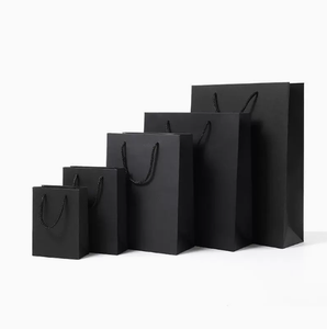 Bolsas de regalo de papel kraft negro impresas a medida para empaques promocionales corporativos y empresariales con diseño de logotipo y cinta con asa. - Product Image 1