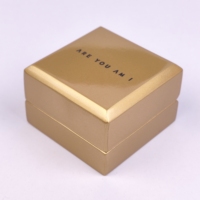 Boîte à bijoux carrée en bois OEM, finition peinture dorée, couvercle à charnière, miroir intégré, doublure en velours, logo personnalisé pour emballage cadeau de bague de mariage
