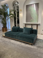 Ensemble de canapés modulaires de luxe moderne, revêtement en tissu, structure en bois, design en velours vert pour hôtel, club, villa, salon