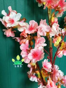 Arbre à fleurs artificiel en cerisier en fleurs en PP écologique avec couleur personnalisée pour la décoration de mariage, de fête, de maison et d'hôtel - Product Image 3