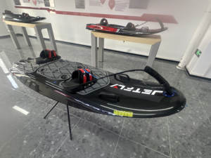 طائرة JetFly 08 تعمل بالوقود وغاز الألياف الكربونية وهيكل طائرة نفاثة ومزودة بموتور طائرة ركوب الأمواج ومجموعة أدواتها لسباقات المياه والمحيطات والبدء بالكهرباء - Product Image 3