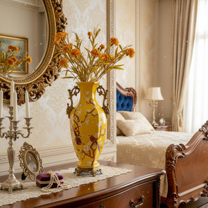 Jarrón de Cerámica con Asa de Latón Regal, Jarrón Decorativo de Porcelana con Diseño Floral Amarillo, Recipiente Floral para Penthouse de Lujo - Product Image 4