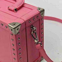 Sac bandoulière quotidien en cuir PU durable avec deux sangles, imperméable, broderie, bouton, logo personnalisé - Vente directe usine, faible MOQ