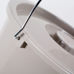 กระโถนแบบมีฝาปิดและป้องกันกลิ่น ห้องน้ำแบบพกพาสำหรับผู้สูงอายุ ทนทาน คุณภาพสูง LQX 130003 - Product Image 1