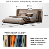 Ensemble de lit king-size en cuir véritable avec tête de lit à panneaux crème et accents dorés – Solution personnalisée tout-en-un pour mobilier de villa, hôtel, et manoir