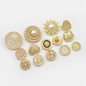 Ưa Thích Vàng Bạc Kim Loại Kẽm Hợp Kim Pha Lê Rhinestone Biểu Tượng Tùy Chỉnh Ngọc Trai Chân Nút Nút Cho Phụ Nữ Quần Áo Phụ Nữ - Product Image 6