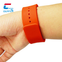 Bracelet en caoutchouc RFID imprimé avec code QR pour afficher des données personnelles et de santé, bracelet en silicone NFC programmable pour passe numérique