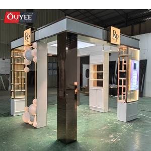 Conception de kiosque d'exposition de centre commercial 3D Kiosque de beauté au détail Étagère de présentation cosmétique à thème <span class=keywords><strong>rose</strong></span> Kiosque de centre commercial de parfum de luxe - Product Image 3