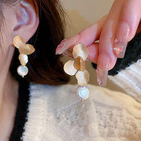 Anting-anting Gaya Metalik Modis yang Laris Manis, dengan Nuansa Mewah dan High-end