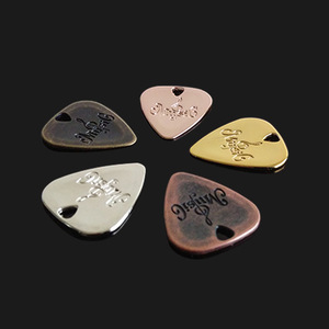 Hoogwaardige op maat gemaakte metalen gitaarplectrums met kleurrijk logo en voor verschillende soorten snaren - Product Image 1