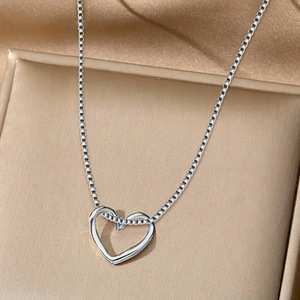 Collana girocollo con ciondolo a cuore traforato per donna, gioielli minimalisti alla moda per l'uso quotidiano - Product Image 6