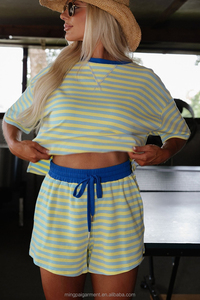 Set Estivo Casual da Donna: Top Corto con Collo Tondo e Logo Personalizzato, Completo a Due Pezzi con Maniche Corte e Pantaloncini a Righe - Product Image 4