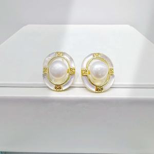 Prix usine Boucles d'oreilles clous rondes en argent 925 plaqué or, style minimaliste, avec perles d'eau douce mélangées, pour femme, délicates et uniques, collection été - Product Image 3