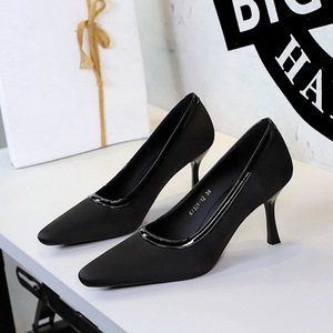 Escarpins noirs en satin à talons aiguilles avec bordure vernie, élégants pour le bureau, pour femme - Product Image 2