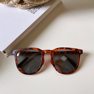 Nouvelles lunettes de soleil polarisées pliables TR de troisième génération, monture noire, verres marron agate, protection UV 100%, mode féminine, utilisation en extérieur - Product Image 5