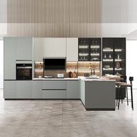 Ensemble d'armoires de cuisine modernes en verre haute brillance, écologiques, avec éclairage intégré, rangement intelligent en coin et solutions de garde-manger dissimulées
