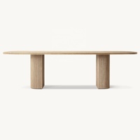 Table à manger capsule en chêne clair artisanale, style Japandi, avec deux piédestaux cannelés, table de cuisine architecturale pour hôtel boutique, villa