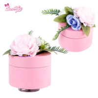 Yiyu Boîte à bijoux musicale à remonter, design personnalisé, avec figurine de canard rotative à fleurs roses, cadeau souvenir OEM, vente en gros directe