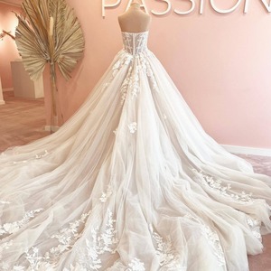 NDB10237 Abito da Sposa, Vestito Nuziale, Gonna da Sposa, Spalle Scoperte, Schiena Nuda, Stile Forestale, Super Fiabesco e Sognante - Product Image 2