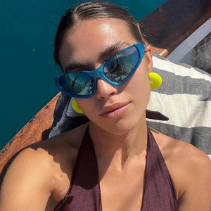 แว่นกันแดดทรงโค้งสุดเท่ห์ แฟชั่นล้ำสมัย เหมาะสำหรับถ่ายภาพสตรีท สำหรับผู้ชายและผู้หญิง - Product Image 2